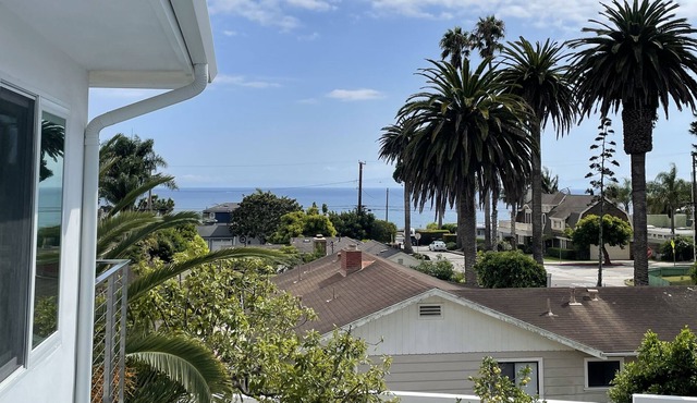 Ocean view retreat in Santa Barbara, just steps to beach—1 BD/1 BA, sleeps 2-4