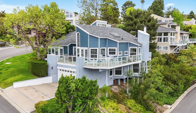 OCEAN VIEWS FROM EVERY ROOM IN THIS LIGHT AND BRIGHT FAMILY RETREAT in Laguna Beach