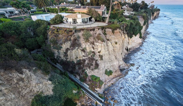 Oceanfront Home on Shoreline, Walk To The Beach