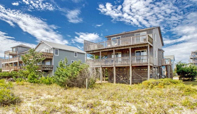 Oceanfront house w/private hot tub, balcony, washer/dryer, WiFi, central AC in Waves