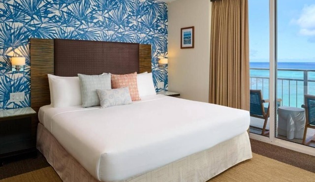 Oceanfront View Junior Suite | Kaimana Beach Hotel | Right on the Sand in Honolulu