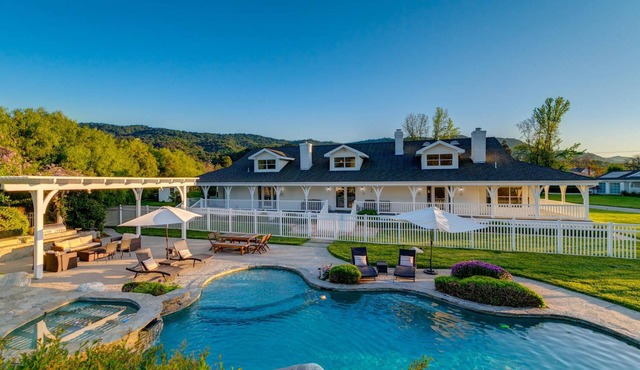Ojai’s Modern Luxury Farmhouse Retreat on 10acres -Yoga Studio -hosts 16+