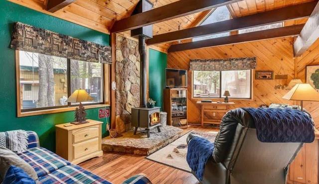Only 7 miles to Heavenly, Huge Deck, Pets Welcome