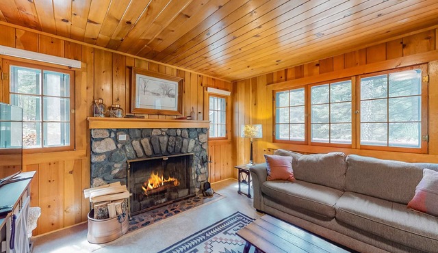 Open and Attractive House Close to the Lake w/Free WiFi & Wood-Burning Fireplace in Joseph
