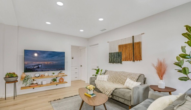Outstanding Relaxing Quiet Vacation House with spacious Backyard - Azusa City