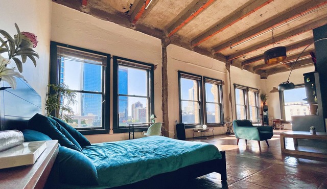 OVERSIZED NY-STYLE BOHEMIAN SKYLINE PENTHOUSE IN BEST DTLA LOCATION