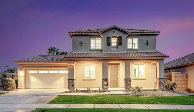 Palm Delight: Spacious 5-bedroom house with WiFi, EV charger in enjoyable Indio