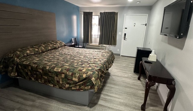 Palm Inn Hotel near Tyler Mall Riverside