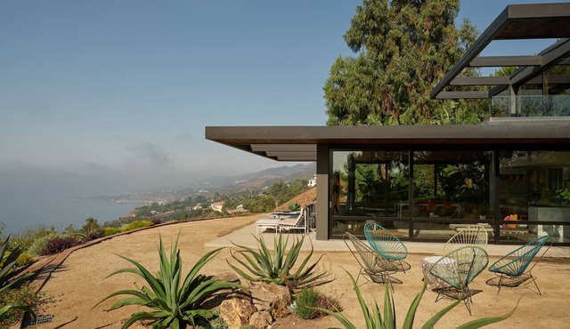 Panoramic Ocean Views, Designer MCM House + Studio in Malibu