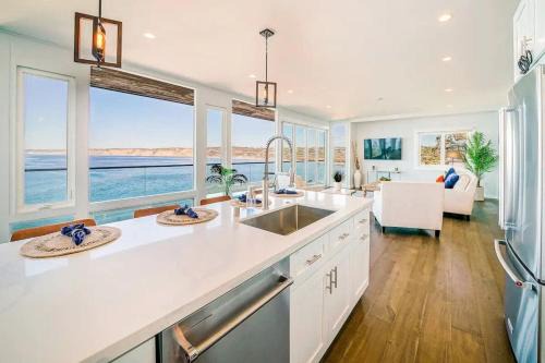 Panoramic Ocean Vistas With Hot Tub and Firepit in San Diego