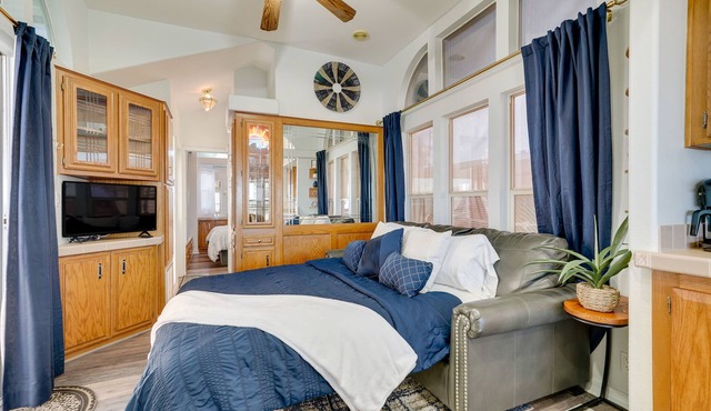 Paradise Island, Lakefront, free boat launch and boat/trailer parking