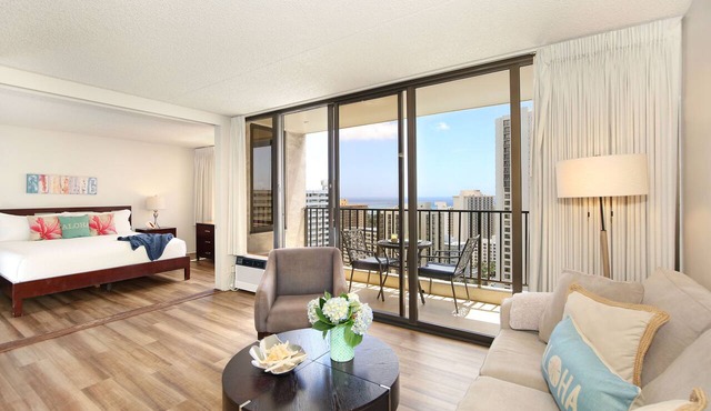 Partial Ocean View, one-bedroom with AC, Wi-Fi, parking, short walk to beach! in Honolulu