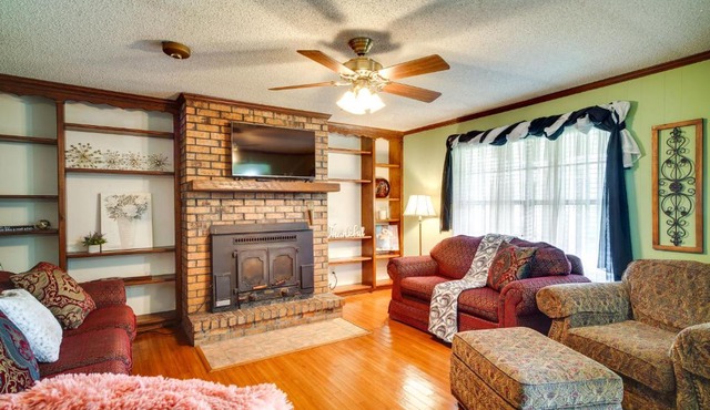 Patio & Grill! Charming 'Lake Charles Landing Pad' in Lake Charles