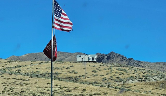 Peaceful 1.5-bedroom Tiny home with AC/Heat in Winnemucca with beautiful sunsets in Winnemucca