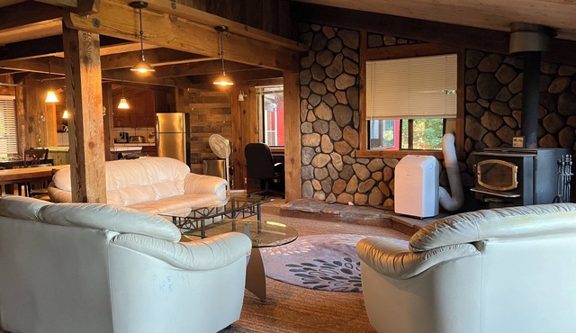 Peaceful cabin with Great Views and WiFi in Redwood Retreat