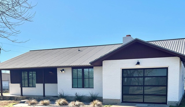 Peaceful Elgin Getaway 2BR Huge Fenced Yard Fast Access to Austin via Hwy 290 in Elgin