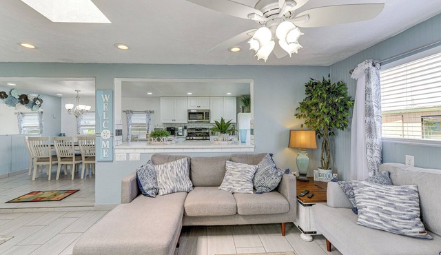 Peaceful Eureka Beach Cottage w/30-Foot Dock in Eureka