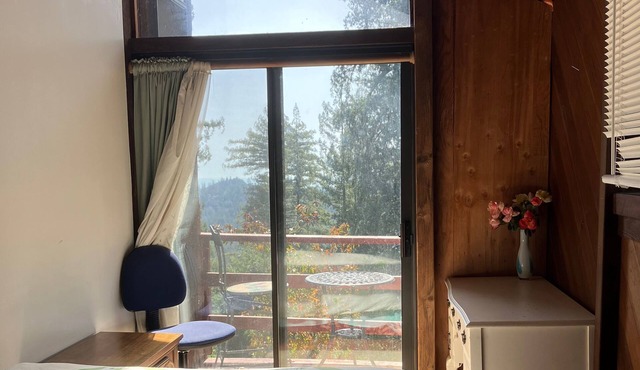 Peaceful Gorgeous View U1 in 45acre Redwood Retreat WiFi