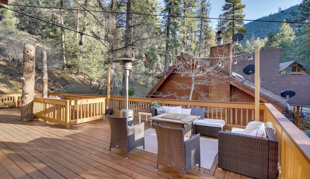 Peaceful & Idyllic Forest Cabin w/Pool Table
