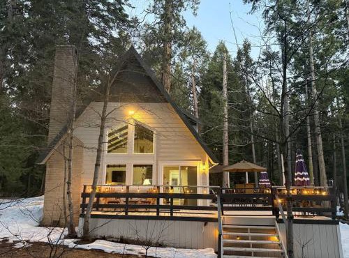 Peaceful Shaver Lake Mountain Retreat with Deck & Forest Views