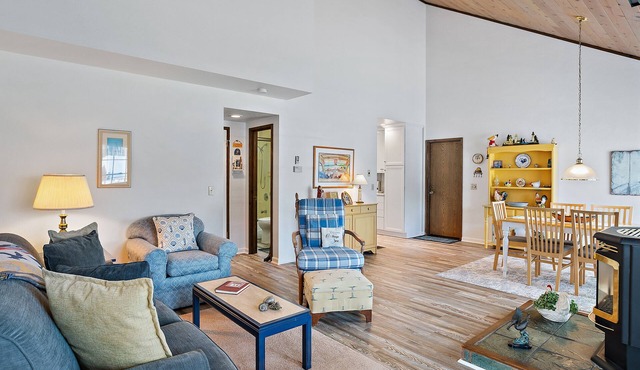 Pelican Cottage Charming & Cozy Cambria beach home, 10 to15 walk Moonstone Beach