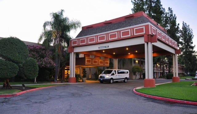 Perfect Airport Stop – 4 Relaxing Units w/Shuttle, Onsite Dining