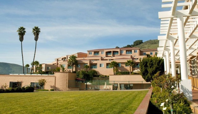Perfect Beach Getaway! 2 Classy Units, Kitchen, Onsite Pool, Free Parking