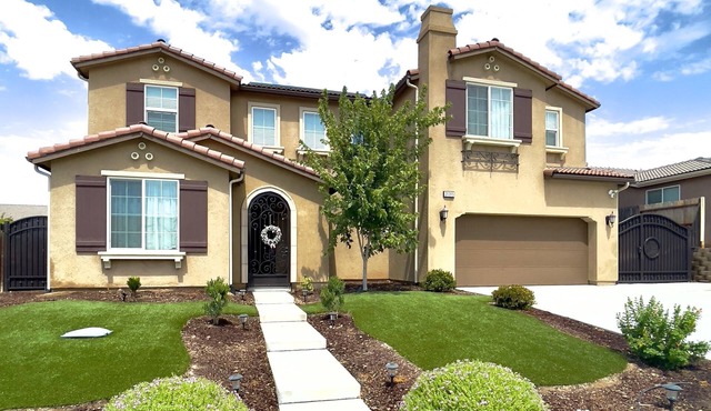 Philía Lake House - Casino, Golf Course & Trails