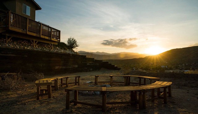 Pioneertown Cabin, Walk to Pappy & Harriets