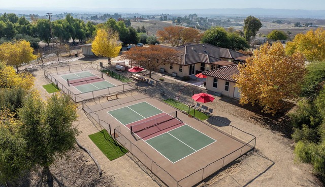 Play Pickleball |Sleeps 8|HotTub|KingBeds
