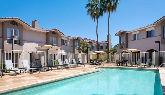 Pleasant Stay, Convenient Location! Full Kitchen, Outdoor Pool, Free Breakfast in Tempe