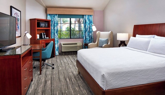 Polished King Guestroom | Fenced Outdoor Heated Pool, Hot Tub & Courtyard Access