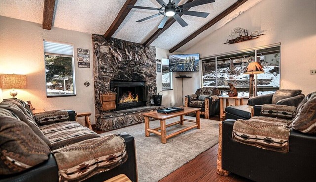 Ponderosa Cabin- Private Hot Tub, Close to Beach & Casino's- ID# ZK750