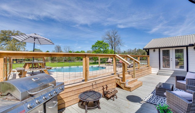Pool, Grill & Fire Pit: Grapeland Farm Retreat in Grapeland