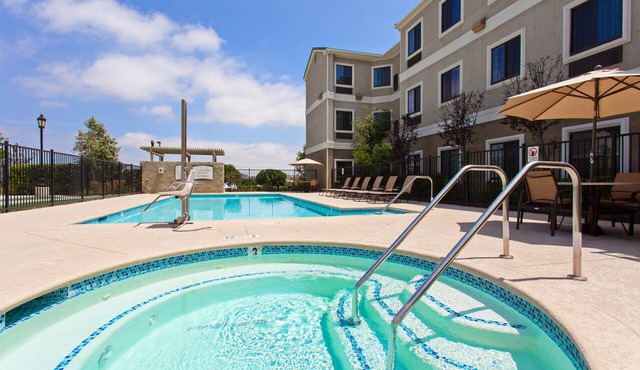 Pool & Hot Tub. 30min from Disney!