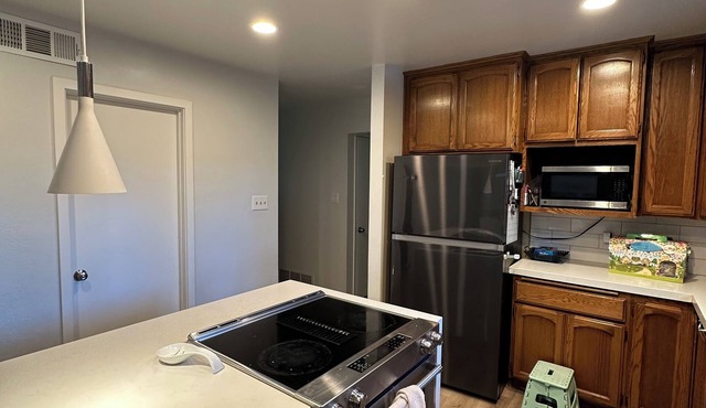 Pool Relaxation & A Good Time- 4 bedroom sleeps 8 in Sacramento