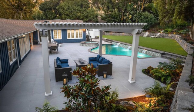 Pool, spa, 1 mile from the beach! The Deja Blue Pool Paradise in La Jolla in La Jolla