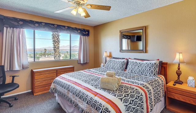 Poolside Fun, Lake Havasu Views! Desert Getaway