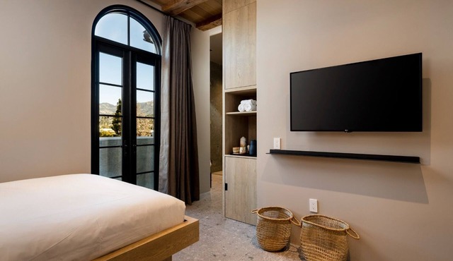 Premium Room with Private Balcony and Lounge! Downtown Location