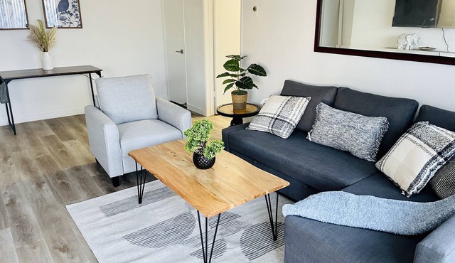 Prime West LA cozy 2bd/2ba with balcony-UCLA SMC Santa Monica Beach