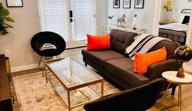 Private 1BD+1BA House w/Full Kitchen + free parking