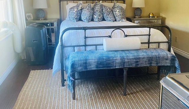 Private Bedroom/and Full Private Bathroom Close to the Beach Cities