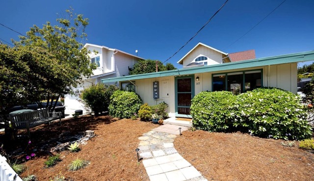 Private Cottage Along the Northern California Coast in El Granada, Perfect for an Oceanfront Escape in El Granada