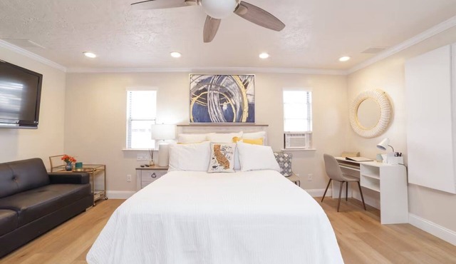 Private Master Suite/Courtyard in Prime NW Fresno