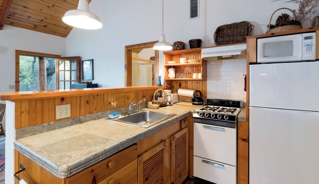 Private One-Bedroom Cottage with Kitchen: Your Romantic Hideaway near Yosemite