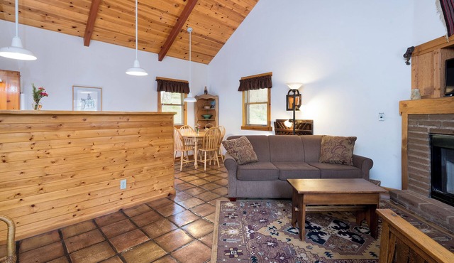 Private One-bedroom Cottage with Kitchen: Your Romantic Hideaway near Yosemite