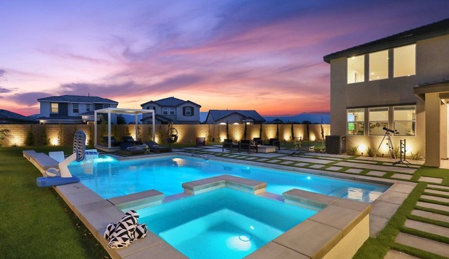 Private Resort Backyard, Pool, Spa, Putting Green & Fire Pit