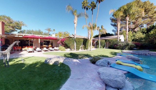 Private Resort Movie Colony. Walk to downtwn! Pool! Views! Expresso! Heated spa!