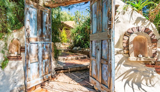 Private Romantic Escape, Hidden Gem w/Hot Tub, and Waterfall
