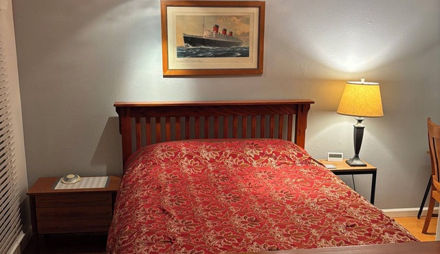 Private Studio: Front Door Parking; Rustic Hill neighborhood, close to Freeway.
